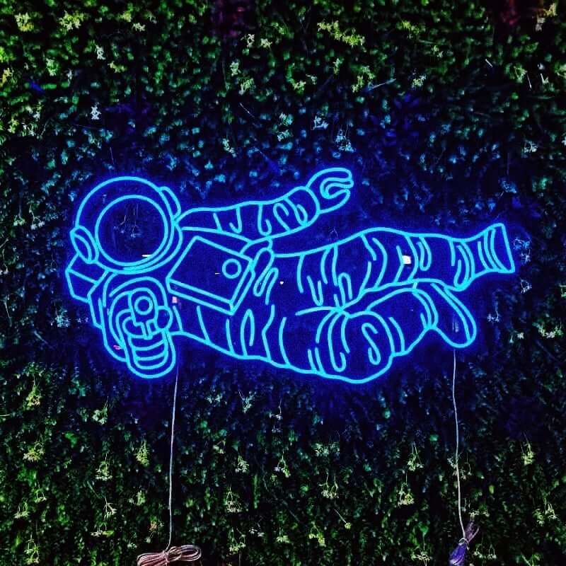 Astronaut Fly - Neon Sign